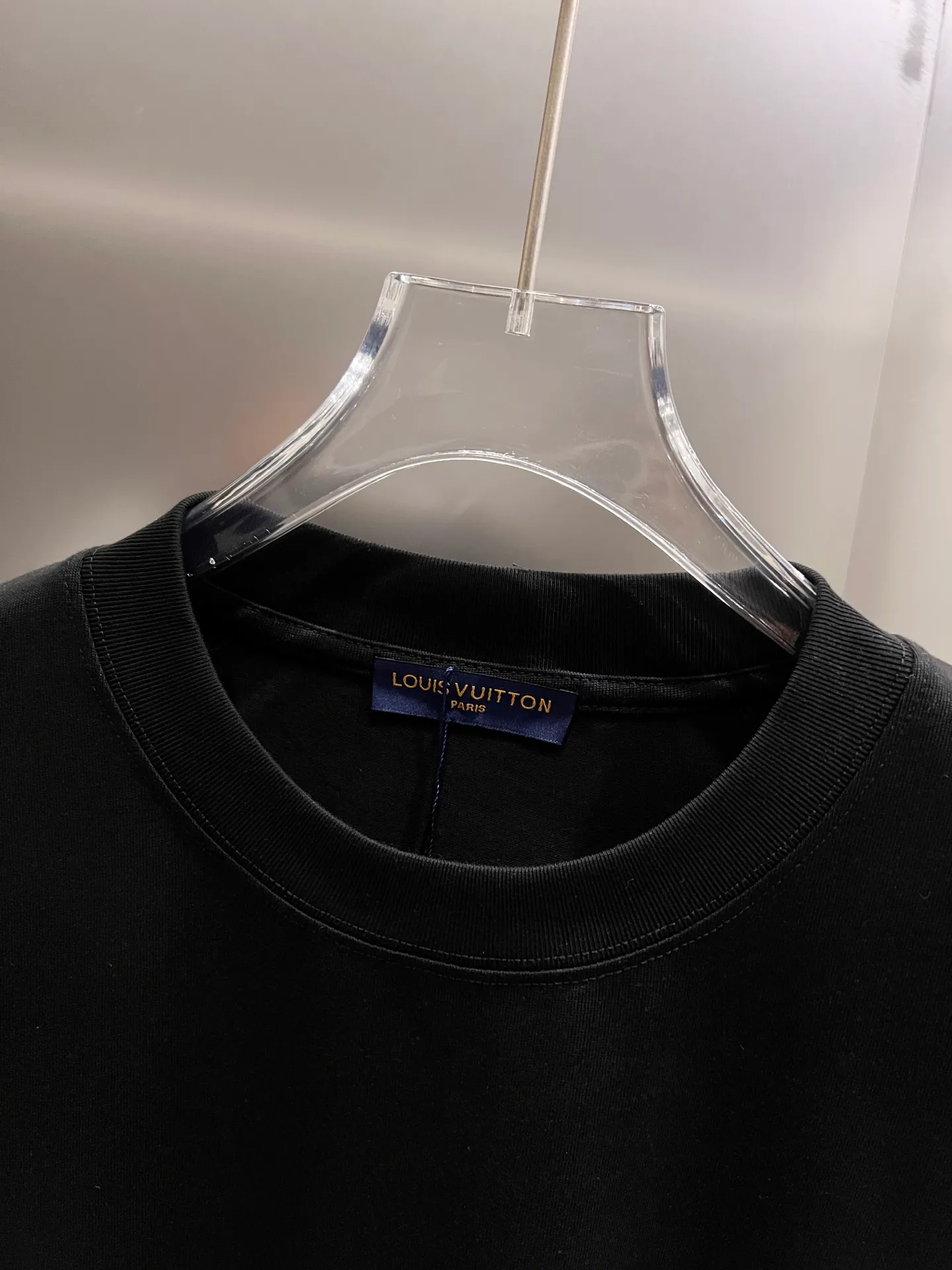 🅿️190 1v Louis* 2025 autumn and winter new style, classic letter three-dimensional foam printing technology design, high-end version! Highly breathable and comfortable, customized double yarn plain cotton fabric. Short-sleeved T-shirt. Same style for men and women. Sizes S M L XL XXL Five sizes black white